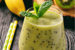 Smoothie vert : kiwi, banane, cacahuètes et spiruline