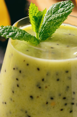 Smoothie vert : kiwi, banane, cacahuètes et spiruline