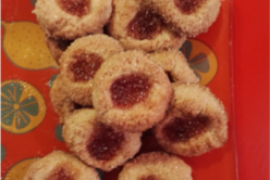 Thumbprint (« empreintes ») cookie – amande et confiture à la fraise naturéO