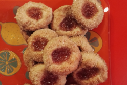 Thumbprint (« empreintes ») cookie – amande et confiture à la fraise naturéO