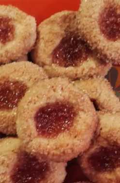 Thumbprint (« empreintes ») cookie – amande et confiture à la fraise naturéO