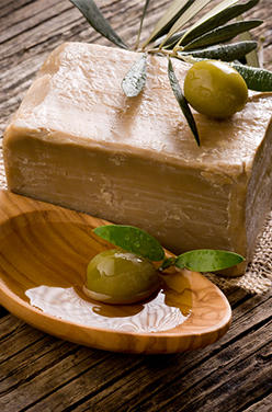 Savon de Marseille : pourquoi en avoir à la maison ?