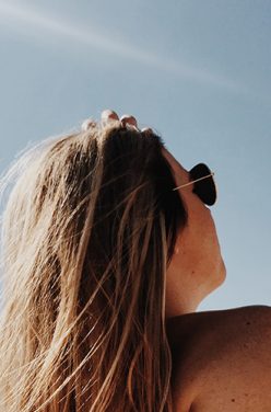 Routine naturelle d’été pour protéger ses cheveux