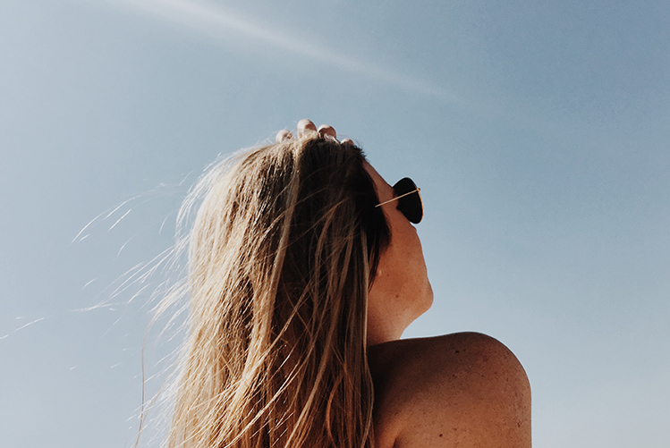 Routine naturelle d’été pour protéger ses cheveux