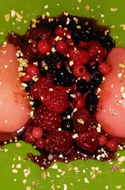 Dessert léger : poires pochées au thé fruits rouges