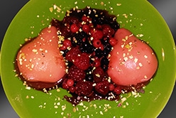 Dessert léger : poires pochées au thé fruits rouges