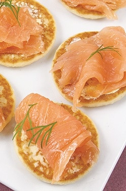 Mini Blinis au saumon sur sa fondue de poireaux