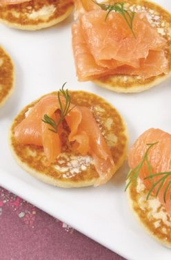 Mini Blinis au saumon sur sa fondue de poireaux