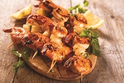 Brochettes de Gambas et Saint-Jacques au boulgour fin