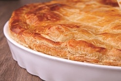 Pie de saumon et coquillages