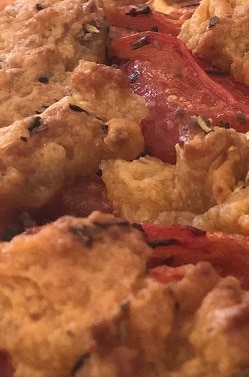 Crumble à la tomate et aux biscuits salés au comté