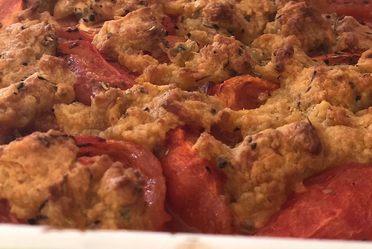 Crumble à la tomate et aux biscuits salés au comté