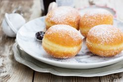 Petits beignets fourrés à la confiture