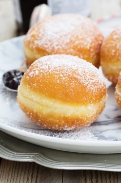 Petits beignets fourrés à la confiture