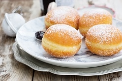 Petits beignets fourrés à la confiture