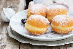 Petits beignets fourrés à la confiture