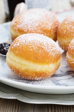 Petits beignets fourrés à la confiture