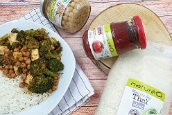 Poêlée vegan : brocolis, pois chiches et tofu