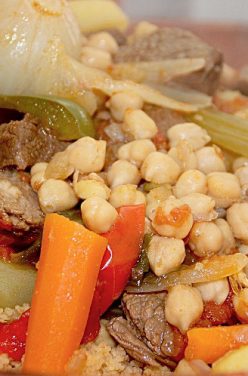 Couscous Royal : légumes, agneau et épices