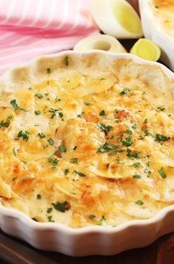 Gratin fondant de saucisses de Toulouse aux poireaux et pomme de terre