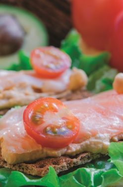 Tartines craquantes au houmous d’avocat et saumon fumé