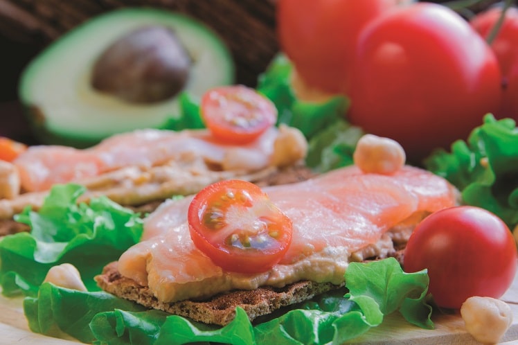 Tartines craquantes au houmous d’avocat et saumon fumé