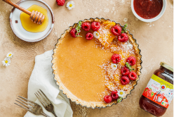 Tarte crue pêches et confitures de fraises naturéO