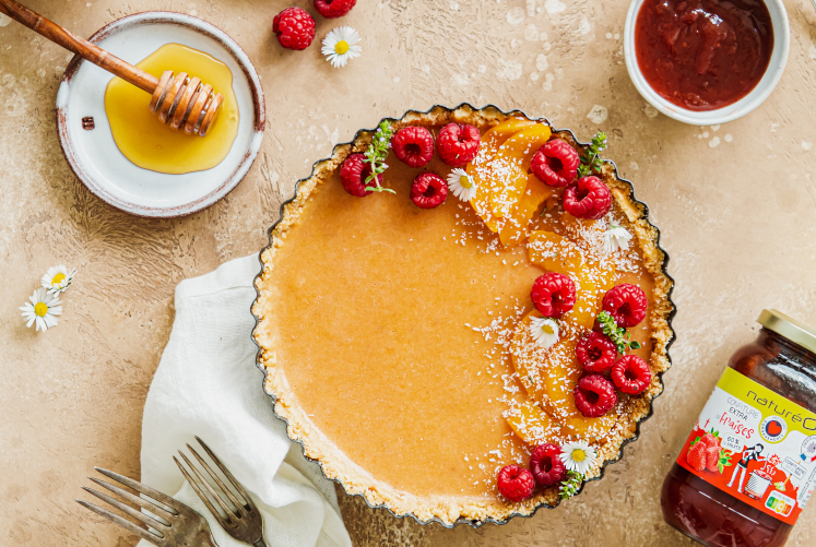 Tarte crue pêches et confitures de fraises naturéO