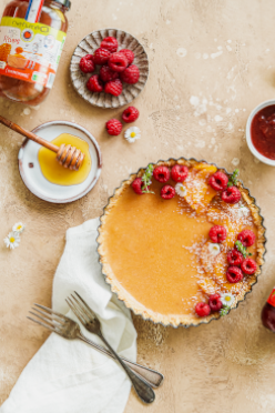 Tarte crue pêches et confitures de fraises naturéO