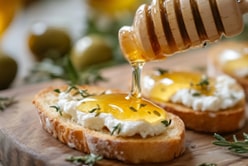 TOASTS APERITIFS ROQUEFORT ET MIEL.