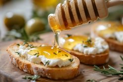 TOASTS APERITIFS ROQUEFORT ET MIEL.